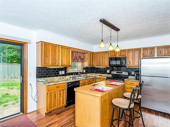 5th image of 15 Poplar Ct