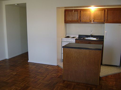 5th image of 518 E Town St APT 506