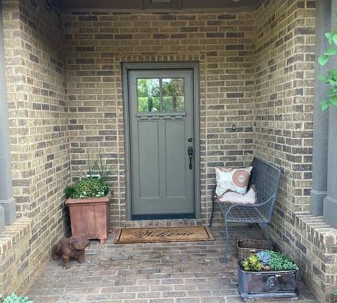 2nd image of 1004 N Craft Rd