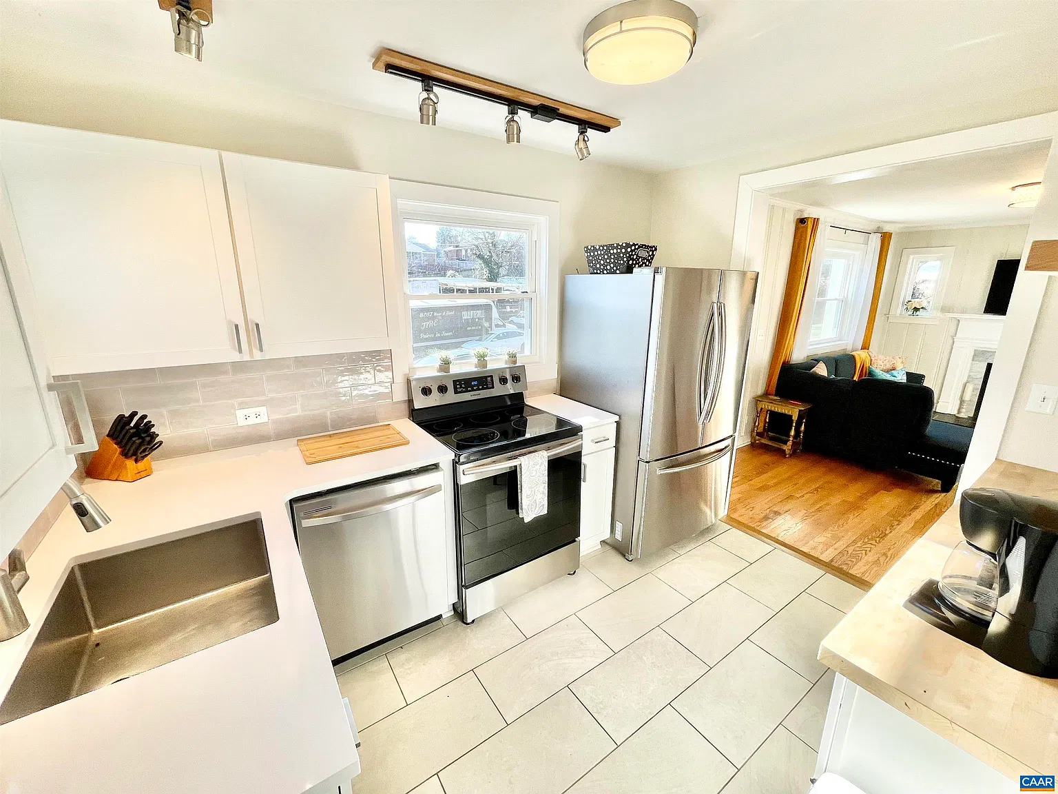 3 bed, 2.0 bath, 1125 sqft, $2,950 — Photo 2