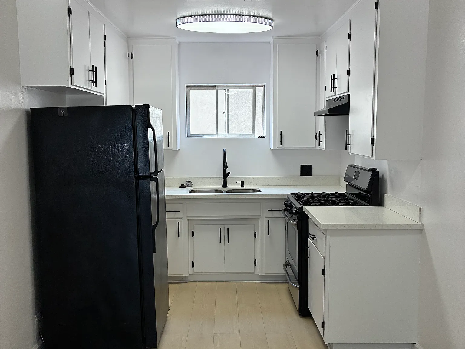 1250 N Kingsley Dr — Photo 1