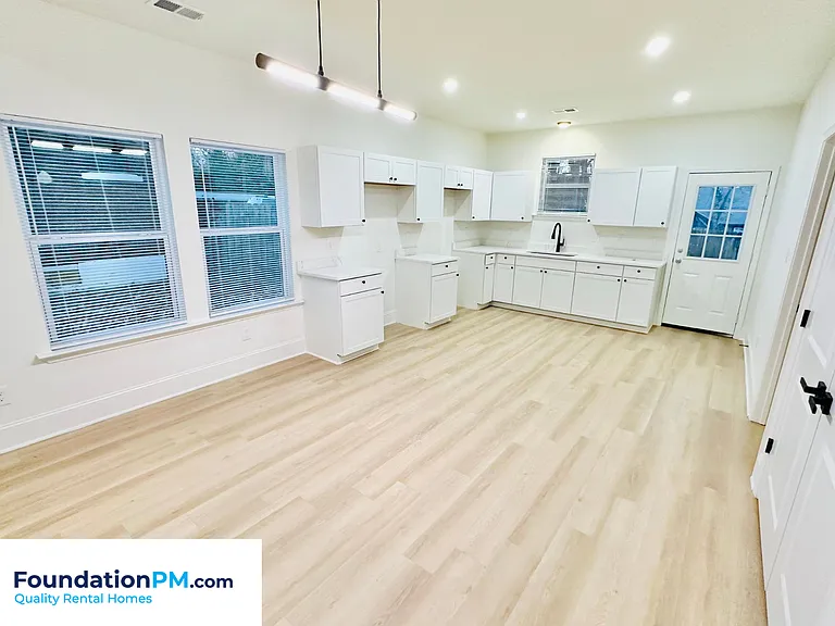 910 Dickinson St — Photo 4