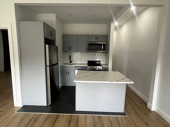 3rd image of 523 W 138th St #32