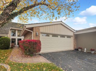 102 Briarwood Cir, Oak Brook, IL