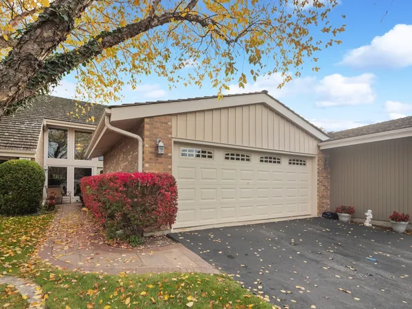 102 Briarwood Cir, Oak Brook, IL 60523
