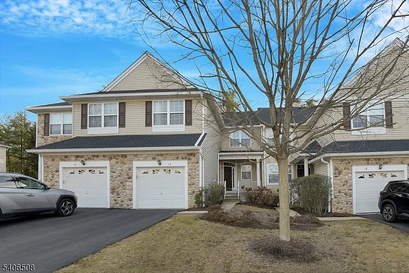 14 Scarlet Oak Dr photo 1