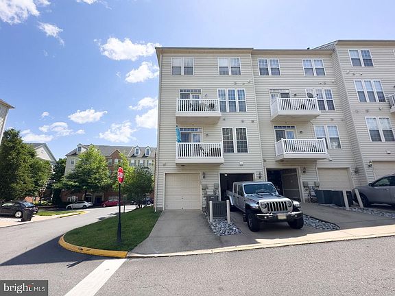 3rd image of 2483 Eastbourne Dr