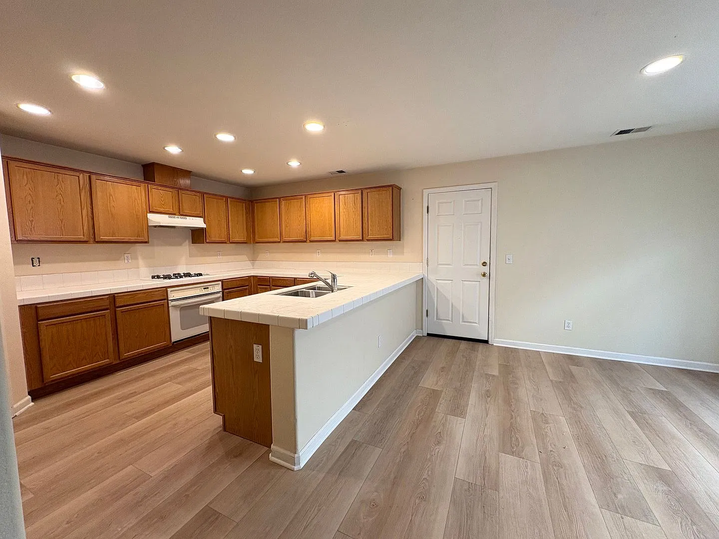 Gated 3 Bedrooms + den/optional 4th + open loft, 2.5 baths in Pittsburg — Photo 3
