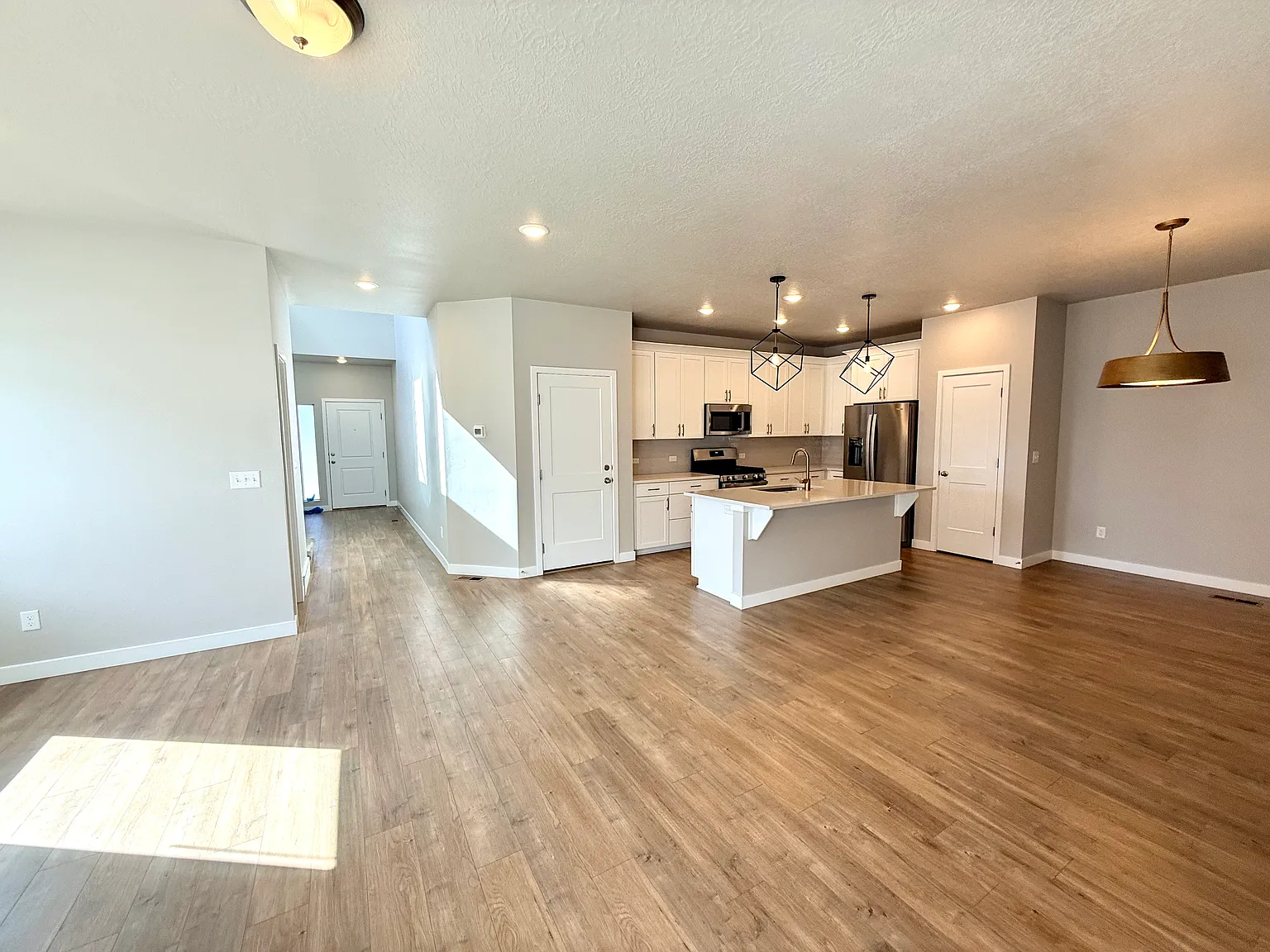 4 bed, 3.5 bath, 3259 sqft, $2,650 — Photo 4