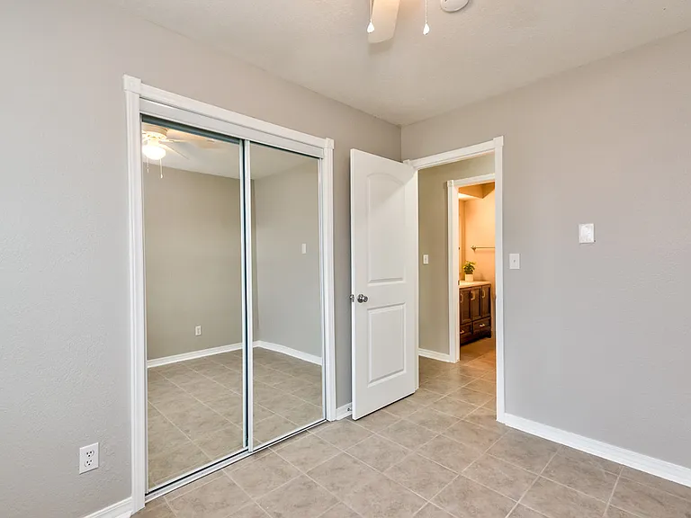 319 E Cedar Ln — Photo 11