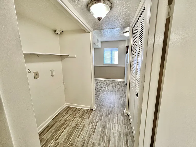 Mayfair Apartments — Photo 151