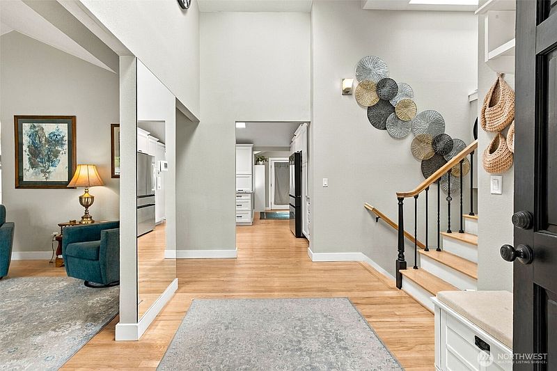 4th image of 425 Jasmine Place NW