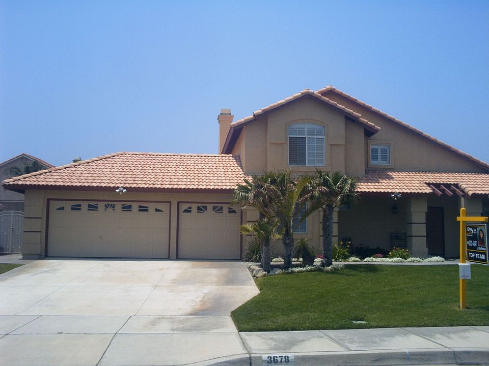 Beautiful Landscaped Front Yard
