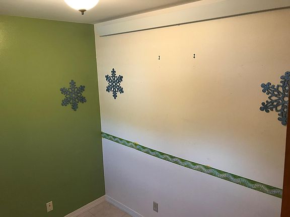 Private home office or small 3rd bedroom with new cove heater