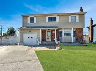 8 Patricia Ct, Bethpage, NY 11714