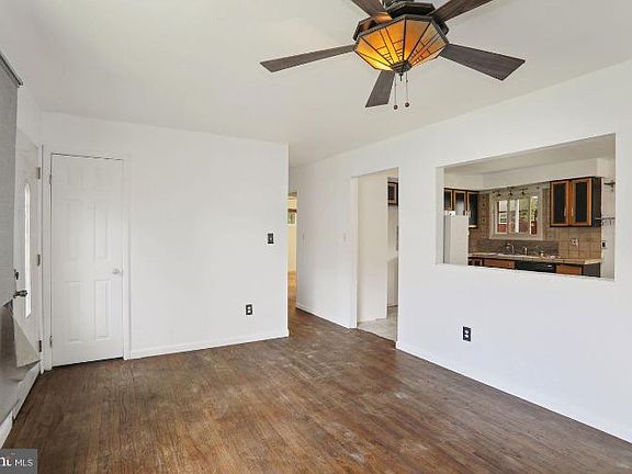 5th image of 249 Curtain Ave