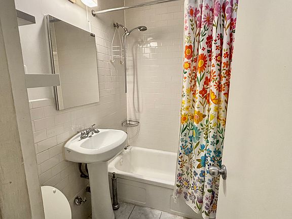 4th image of 235 E 80th St #5G