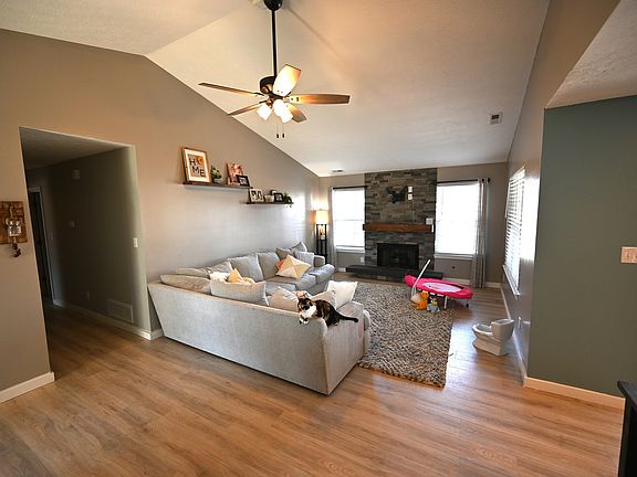 4th image of 1208 Meadowood Dr