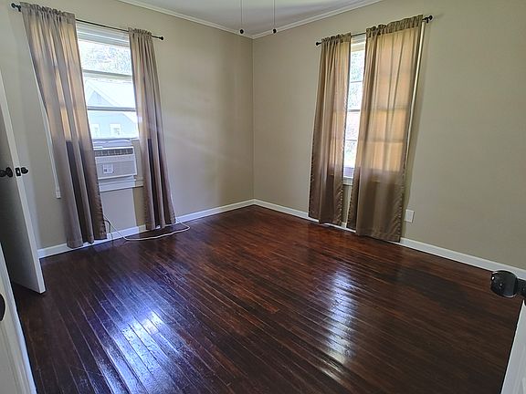 4th image of 101 Blue Ln
