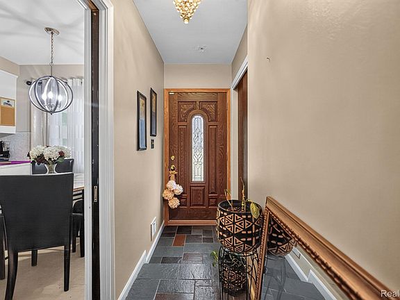 3rd image of 25126 W Chicago St