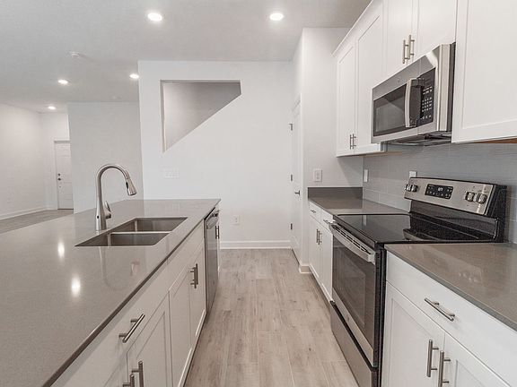 5th image of 3075 Villa Way Cir