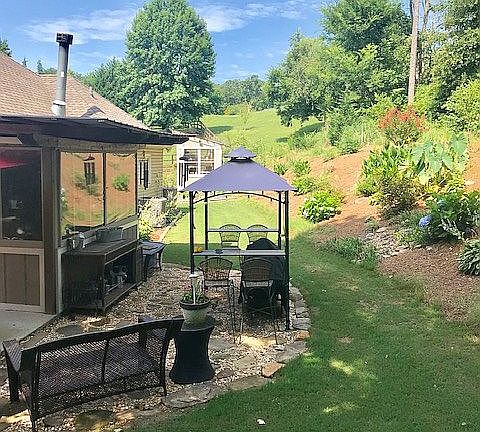 Riverstone w/fire pit/grill