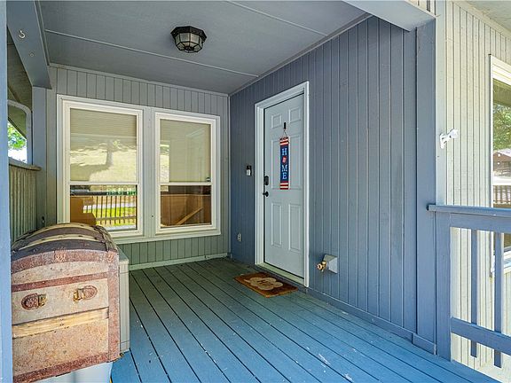 3rd image of 40 Dogwood Dr