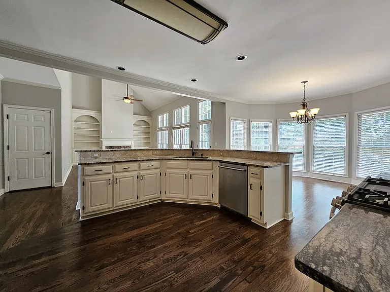 450 Eastbourne Way — Photo 7
