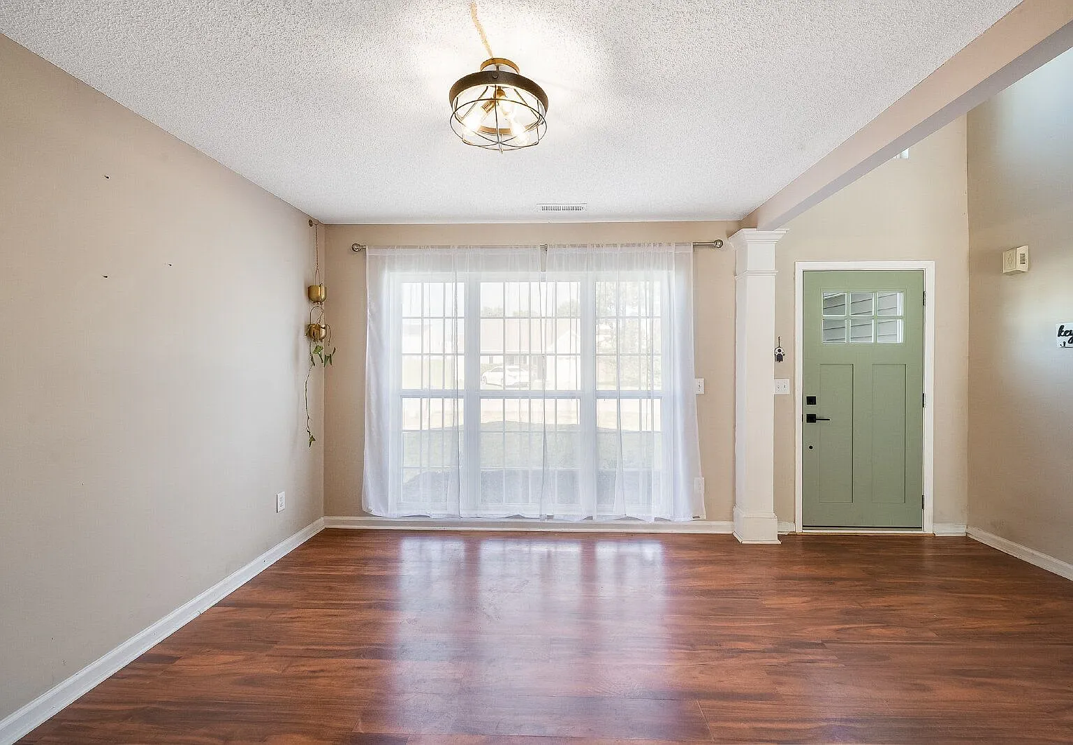 4 bed, 2.5 bath, 1946 sqft, $2,200 — Photo 4