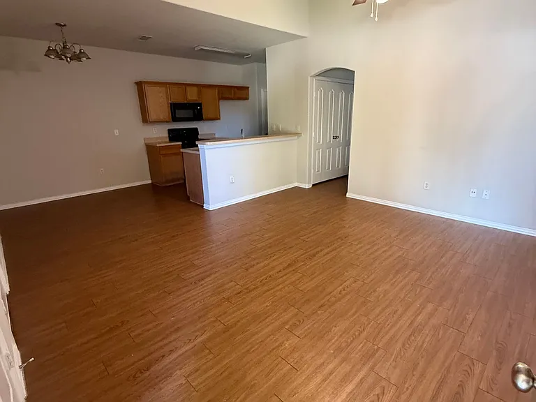 939 Sylvia St — Photo 4
