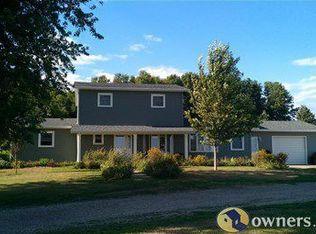 2940 Hickory Ave, Hull, IA 51239