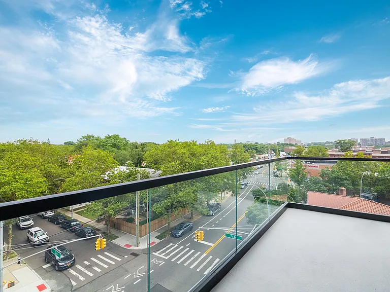 71-82 Parsons Blvd #303 — Photo 4