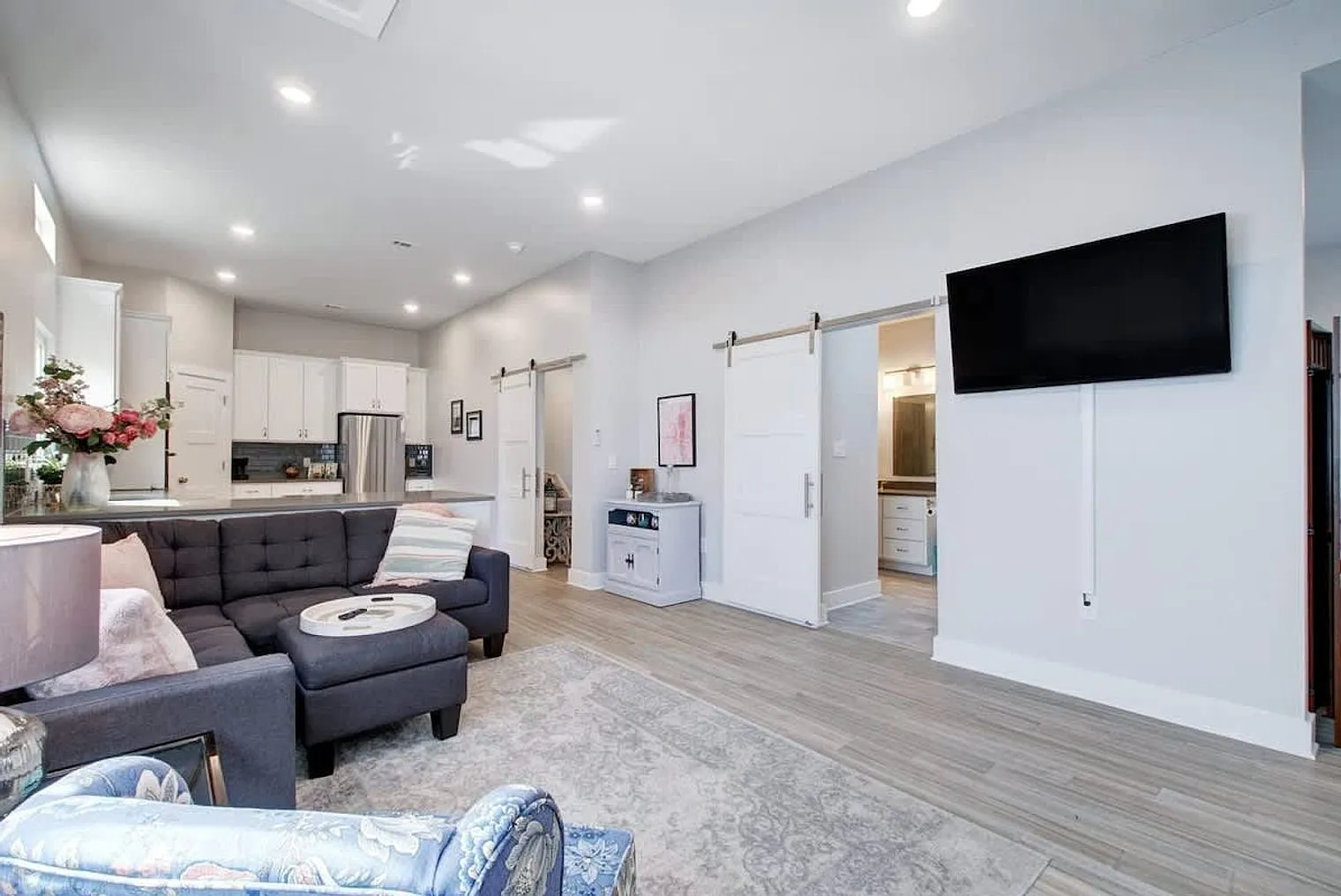 2 bed, 1.0 bath, 796 sqft, $2,723 — Photo 2