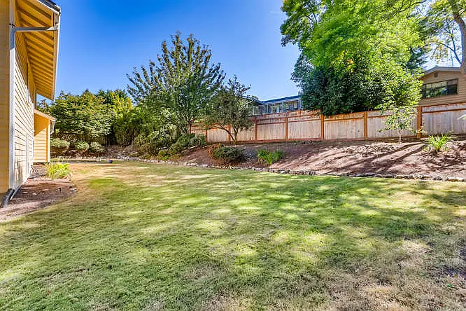 Huge fully fenced backyard