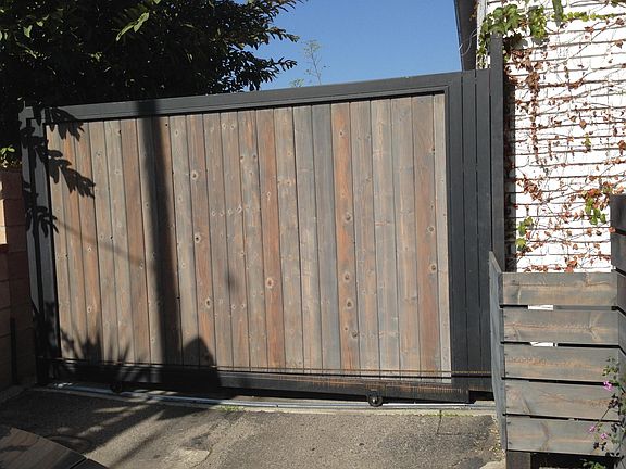 Remote controled gate to parking lot