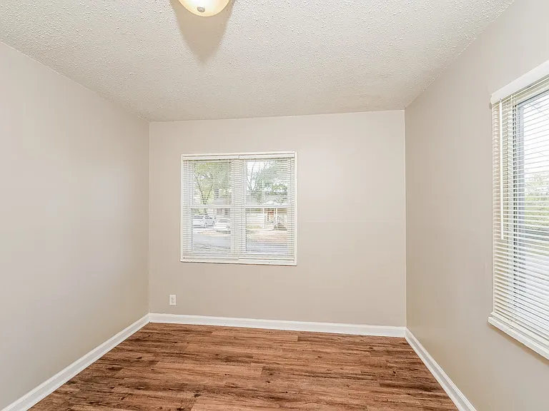 649110_022_main_bedroom_13262437.jpg