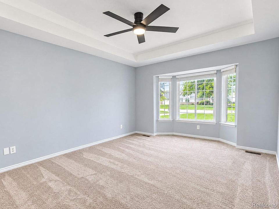 221 Maplewood Dr, photo 28