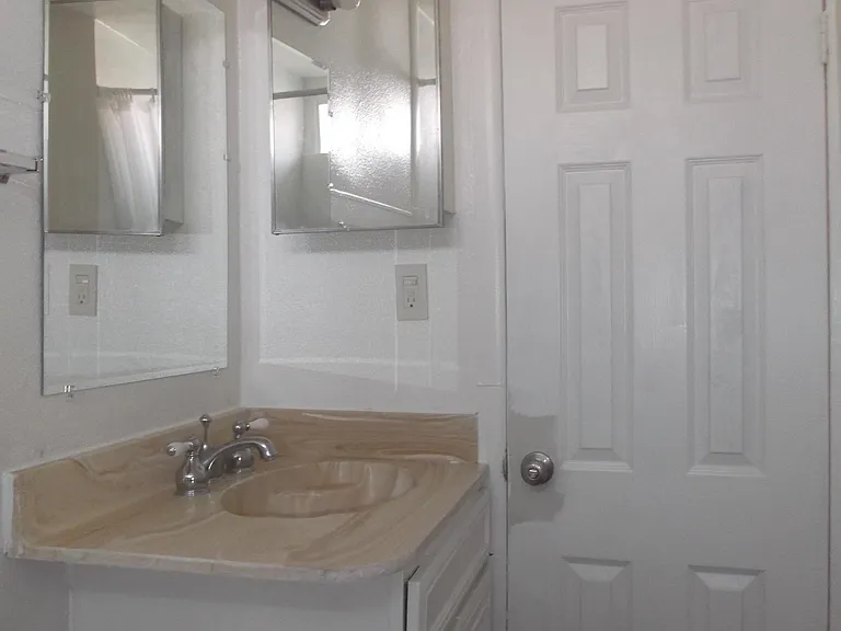3/4 Bathroom - Medicine Cabinet