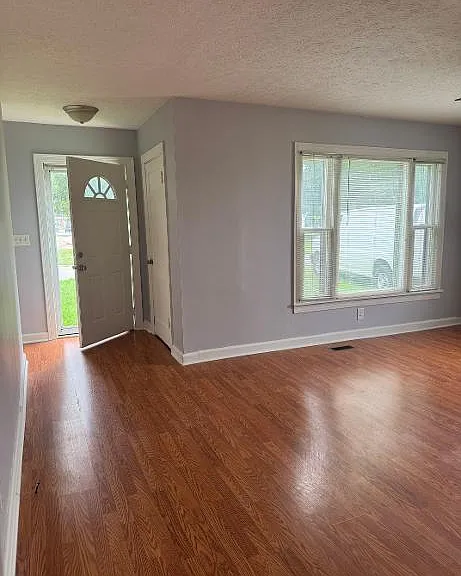 728 Claire Ave — Photo 2