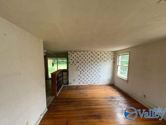 3rd image of 114 Kingswood Rd