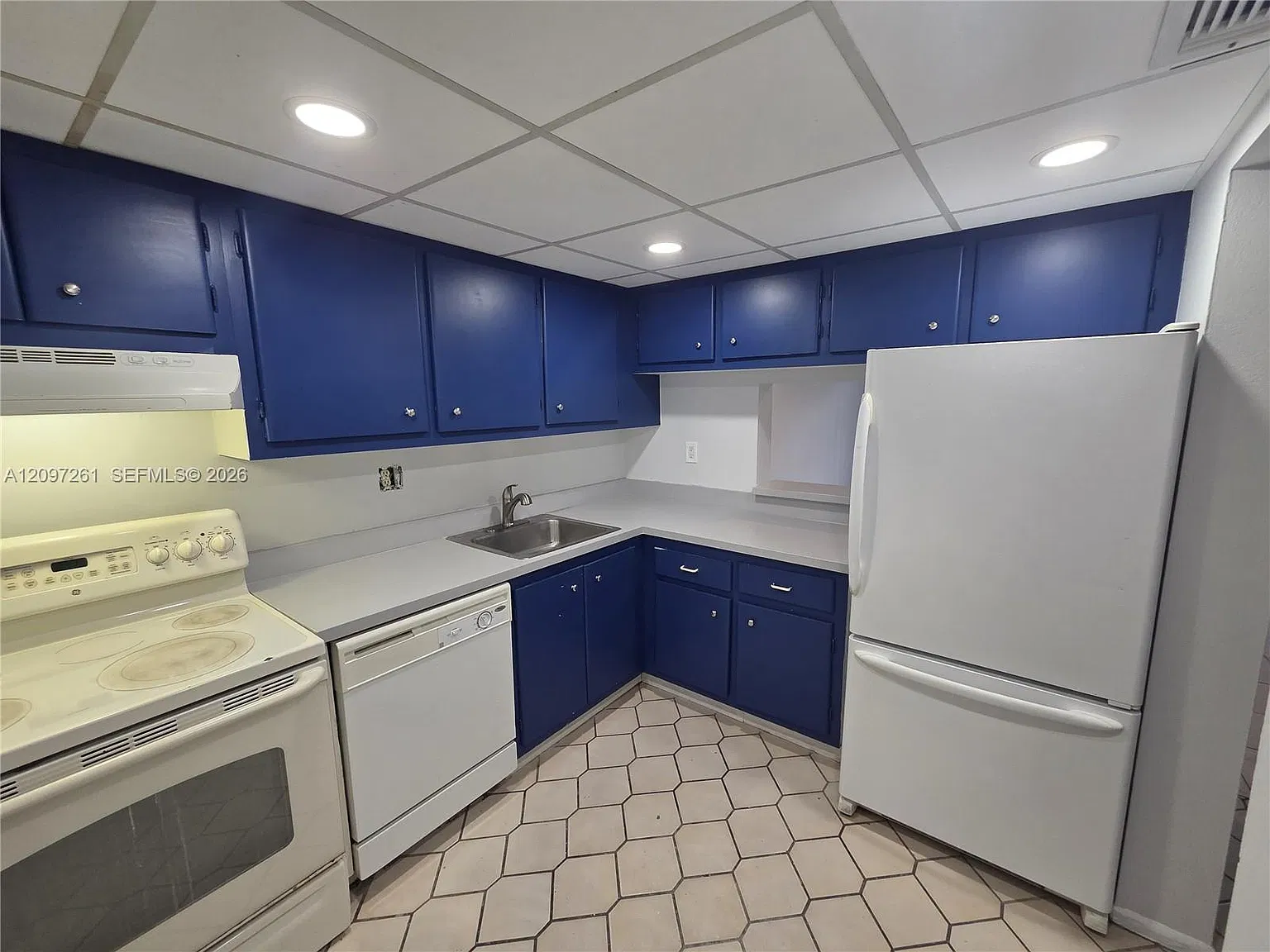 Versailles Gardens Condo — Photo 2