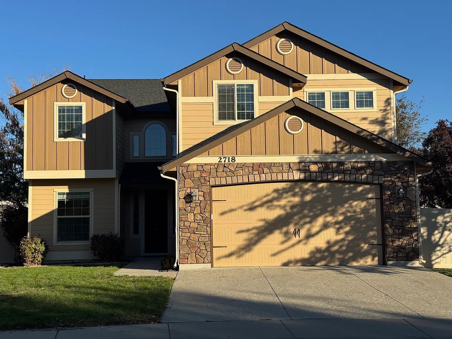 5 bed, 2.5 bath, 2537 sqft, $2,695 — Photo 2