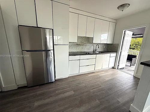 1885 SW 4th St #3 Photo 1
