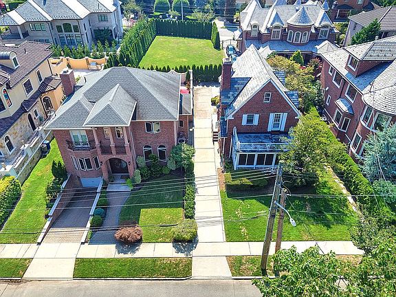 3rd image of 320 Parsons Blvd