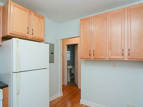 4th image of 2922 N Sacramento Ave #1