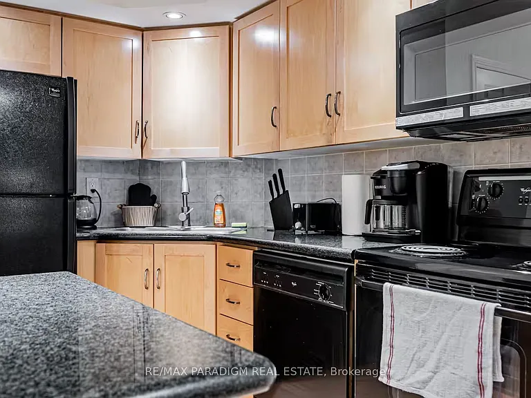 250 Wellington St W #228 — Photo 13
