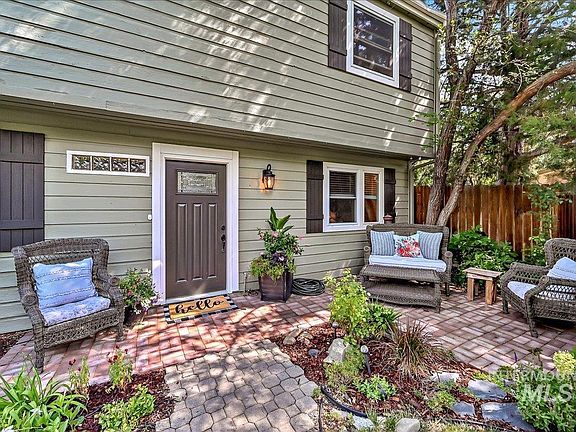 3rd image of 846 N Dogwood Pl