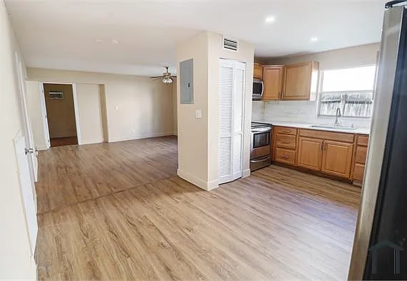 5 bed, 1760 sqft, $4,277 — Photo 4