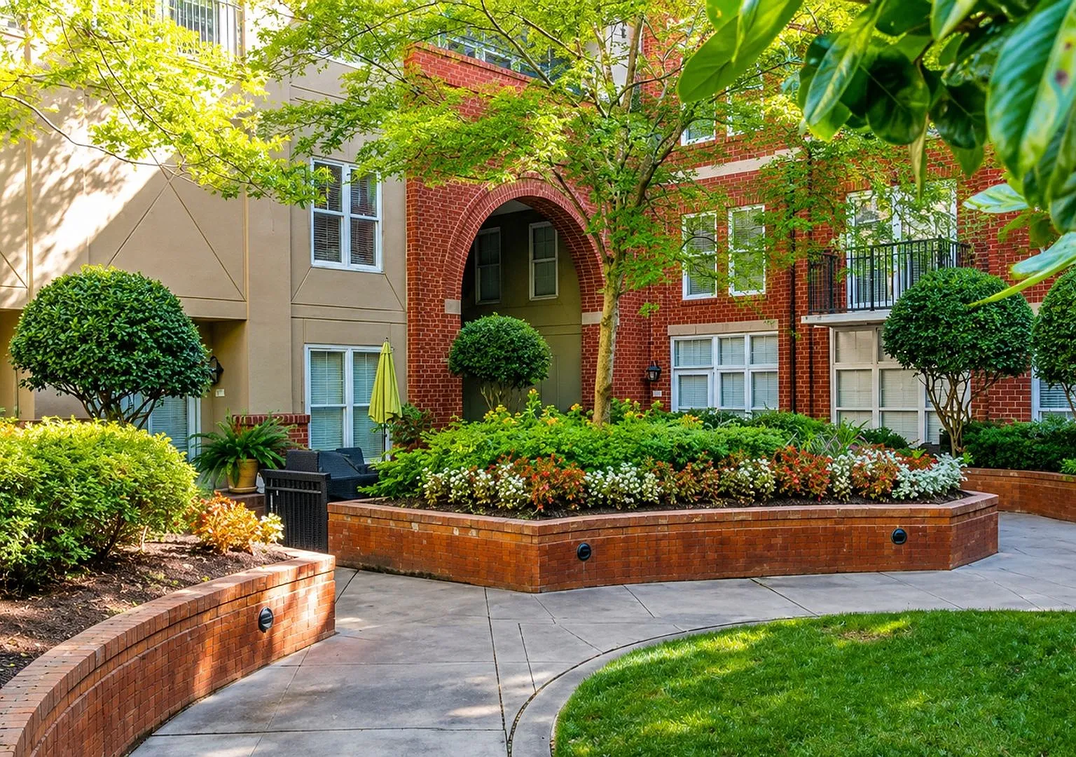 Dilworth Townhome-Style Condo | 2BR/2.5BA | Private Entrance | Walk to South End, Harris Teeter, ... — Photo 4