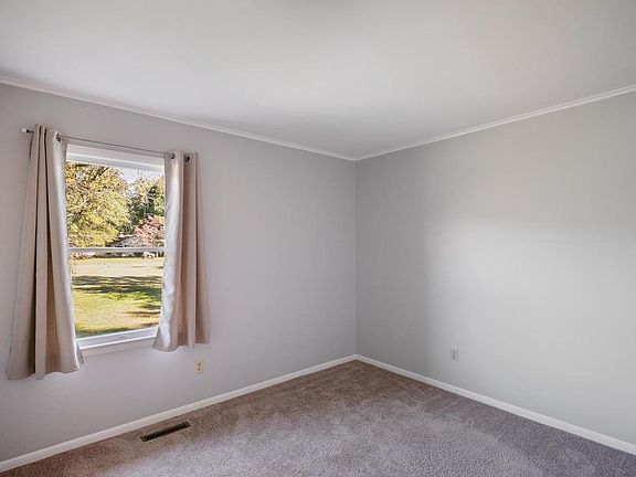 5th image of 320 Hemsley Dr